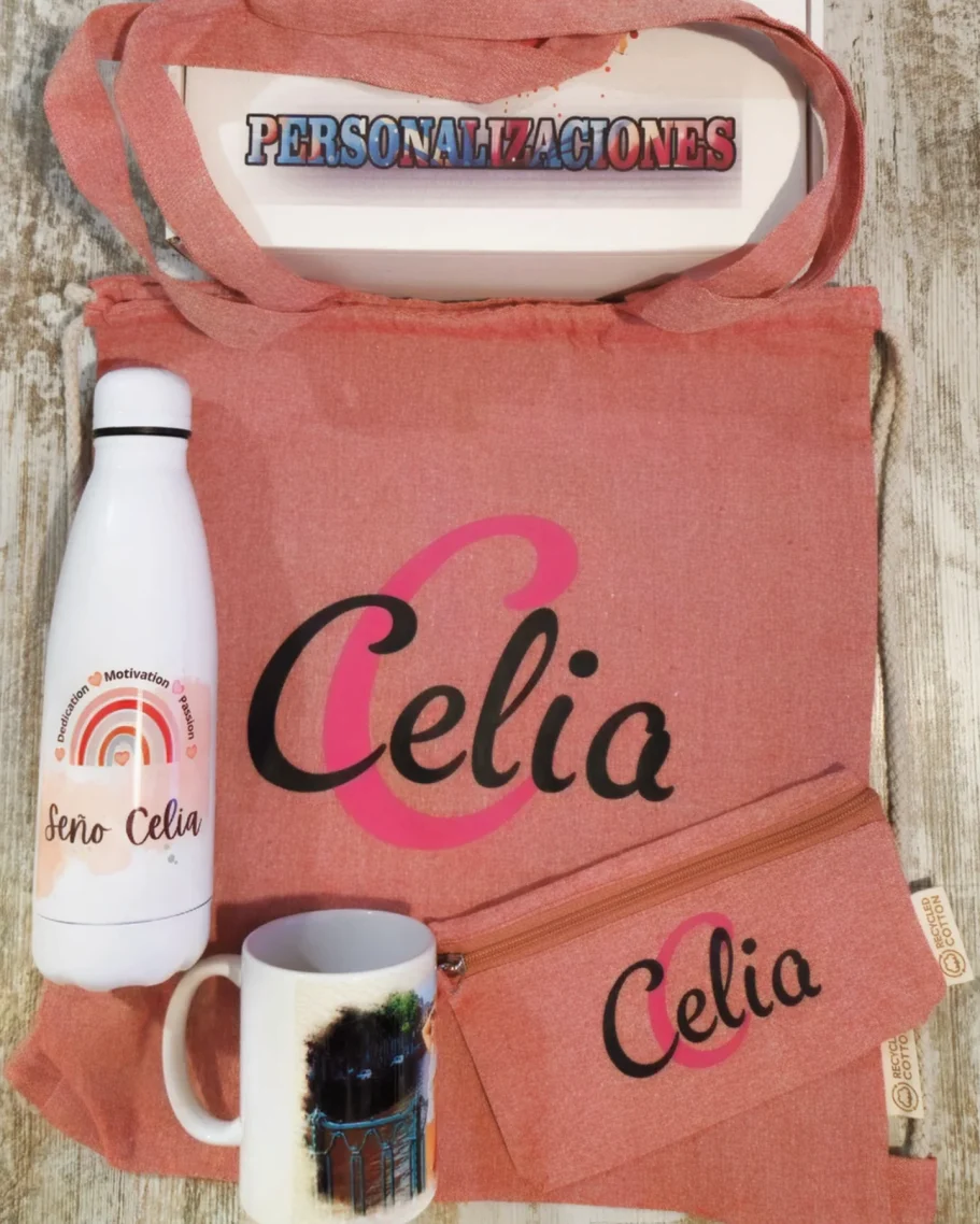 Bolso, botella, taza y estuche con el nombre "Celia" y diseño colorido.