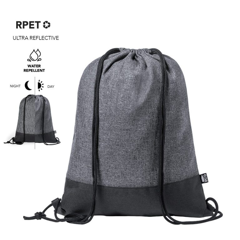 Mochila de tela gris con cordones, detalles negros y diseño reflectante.