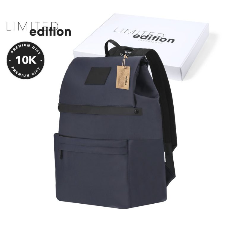 Mochila azul marino de edición limitada con un bolsillo frontal y etiqueta.