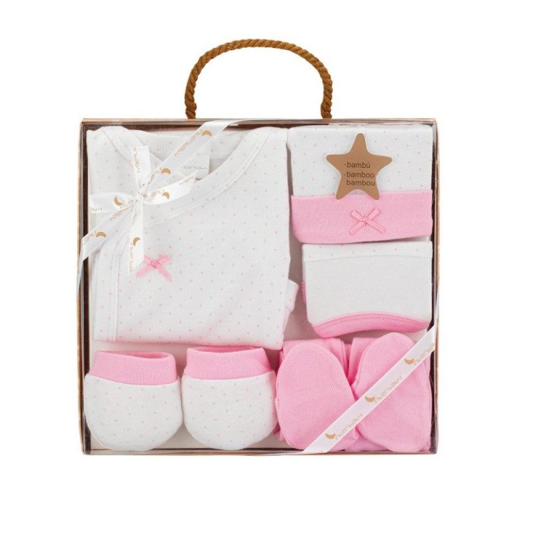 Conjunto de ropa de bebé en caja, con bodys, calcetines y accesorios en tonos rosa y blanco.