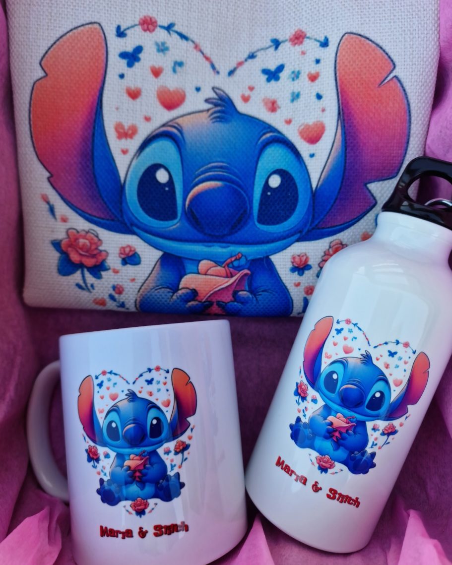 Dibujo de Stitch con fondo de corazones en cojín, taza y botella.