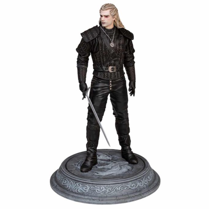 Figura de un guerrero con espada, vestido de negro y con el cabello rubio largo.